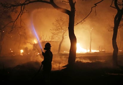 Sin control. Tres incendios cerca de Atenas están fuera de control debido a fuertes vientos. (AP)