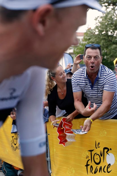 Un espectador hace el gesto de inyectarse frente al corredor Chris Froome (izquierda) previo a la 15ta etapa del Tour de Francia. (AP) Jefe de Sky habla de abucheos a su equipo en Tour