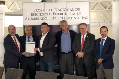 Evento. El reconocimiento lo recibió Juan Salazar Reyes de parte de encargados de la Secretaría de Energía. (EL SIGLO DE TORREÓN) 