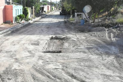 Trabajos. La pavimentación es actualmente realizada en la calle del Ferrocarril, por el acceso a San Luis del Alto. (EL SIGLO DE TORREÓN) 