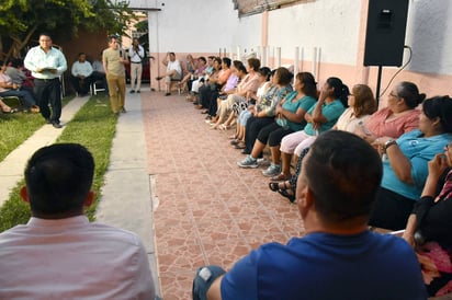 Reunión. Acudieron los directores del Sideapa y de Atención Ciudadana de Gómez Palacio. (EL SIGLO DE TORREÓN)