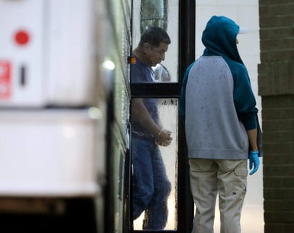 Un inmigrante llega con esposas y cadenas en los tobillos a la Corte Federal para su defensa. (AP)