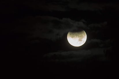 Aseguran en el estudio que pudo haber dos ventanas tempranas de habitabilidad en la superficie de la Luna. (ARCHIVO)