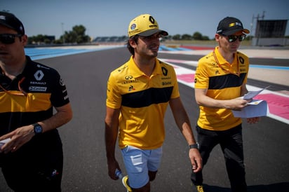 El piloto español Carlos Sainz (c), de Renault. (EFE)