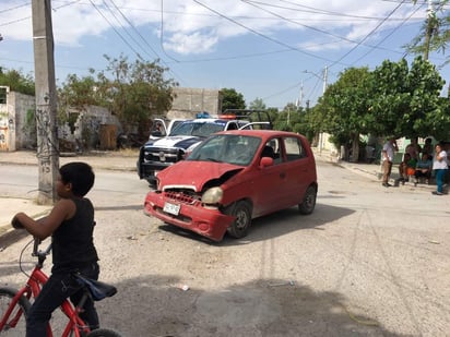 Los vecinos del sector aseguraron que la patrulla fue la responsable, ya que no respetó la preferencia de la avenida. (EL SIGLO DE TORREÓN)
