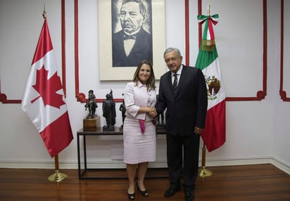 AMLO y la canciller canadiense se reunieron en la casa de transición. (AP) 