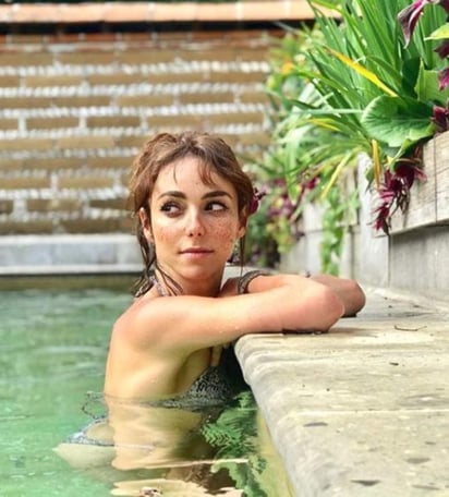 Natalia subió una foto en su cuenta de Instagram en la que aparece dentro de una alberca y en el texto dio a entender lo que estaba haciendo. (ESPECIAL)