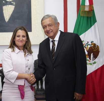 Tras un encuentro privado en la casa de transición del tabasqueño, la cual duró dos horas, la canciller canadiense dio un breve mensaje en español a medios en el que básicamente expresó que fue un honor estar con 'los amigos mexicanos'. (NOTIMEX)