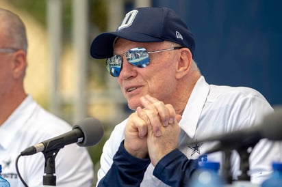 Jones, quien habló durante su conferencia anual al inicio del campo de entrenamiento del equipo en California, se convirtió en el primer dueño en declarar públicamente que no permitirá que sus jugadores se ausenten durante la ceremonia del himno. (AP)