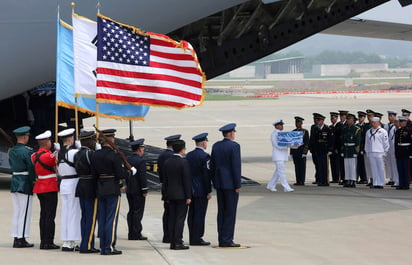 La repatriación de los restos de soldados estadounidenses fue uno de los acuerdos alcanzados durante una histórica cumbre entre el presidente de Estados Unidos, Donald Trump, y el líder norcoreano, Kim Jong Un. (AP)