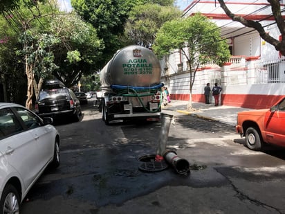 Justo en la calle de Chihuahua, en una de las bardas de la casa de transición, el presunto ladrón fue sometido por los policías. (ARCHIVO)