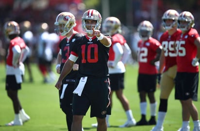 Muchas esperanzas hay en lo que pueda hacer el mariscal de campo Jimmy Garoppolo. (AP)