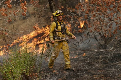 Ordenó que el Gobierno federal preste asistencia adicional debido al incendio que desde el 23 de julio asuela la región. (AP)