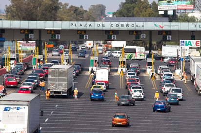 La Policía Federal sugirió a los conductores revisar las condiciones mecánicas de sus vehículos, usar el cinturón de seguridad, manejar con precaución, respetar los límites de velocidad y abstenerse de ingerir bebidas alcohólicas. (ARCHIVO)