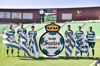 Los seis jugadores que llegaron a Santos para el Apertura 2018, Alejandro Castro, Matheus Dória, Carlos Orrantia, Eduardo Herrera, Martín Nervo y Ayrton Preciado pisaron ayer la cancha del estadio Corona. (Fotografías de Erick Sotomayor)