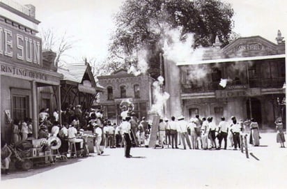 La filmación en todo su apogeo, en la esquina suroeste de la Plaza.  
