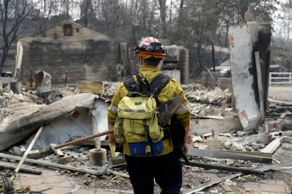 Combate. Unos 3 mil 500 bomberos combaten el incendio llamado ‘Carr’, en el norte del estado de California. (AP)