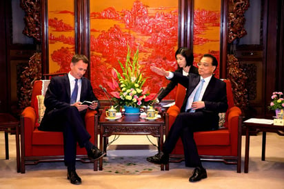 Británico.  El primer ministro chino, Li Keqiang (d), y el ministro de Asuntos Exteriores británico, Jeremy Hunt (i), durante su reunión en el complejo de Zhongnanhai en Pekín (China). (EL UNIVERSAL)