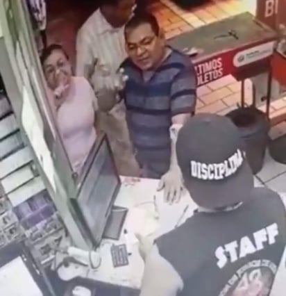 VIDEO: Empleado usa lengua de señas para atender a clientes sordos