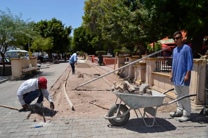 Cambian. Sustituyen piso de adoquín de la Alameda Zaragoza de Torreón, por un piso de terrazo. (EDITH GONZÁLEZ)