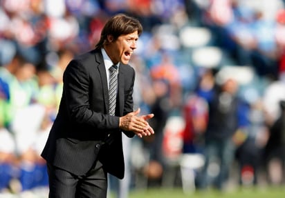 El técnico de Chivas, Matías Almeyda, durante un partido contra Cruz Azul por la liga mexicana. (AP)