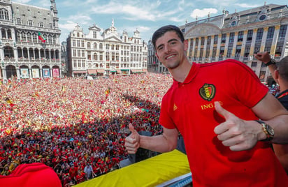 Courtois, de 26 años, ha vuelto a ser vinculado este verano con el Real Madrid y, de acuerdo a varios medios ingleses, el club madrileño y el jugador han llegado ya a un acuerdo. (ARCHIVO)