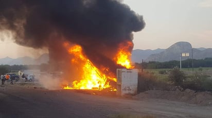 Tras el choque frontal, la camioneta y el torton se fueron contra un poste de Comisión Federal de Electricidad, lo que provocó que dichos vehículos se incendiaran. (EL SIGLO DE TORREÓN)