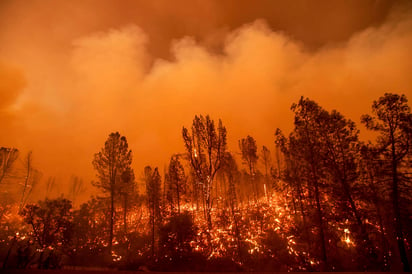 El percance provocó un roce del rin con el asfalto, y las chispas que saltaron encendieron el llamado incendio Carr, el sexto más destructivo en la historia del estado. (AP)