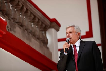 Andrés Manuel López Obrador, el próximo presidente, asegura que el cambio por emprender arrojará resultados favorables: ahorros en el gasto público, uso racional de los recursos y desarrollo en las ciudades del país que recibirán la mudanza de oficinas públicas.
