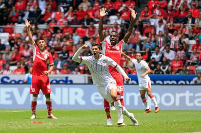 Ángel Zaldívar celebra luego de marcar el primer tanto del juego; el delantero anotó los dos goles de las Chivas. Toluca y Chivas firman empate a dos