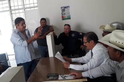 Diálogo. Director de Seguridad Pública se reúne con jefes de cuartel para afinar detalles en la materia. (EL SIGLO DE TORREÓN)