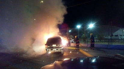 Personal del departamento de Bomberos de la estación Oriente, acudió al lugar a bordo de una máquina de ataque rápido para atender la emergencia. (EL SIGLO DE TORREÓN)