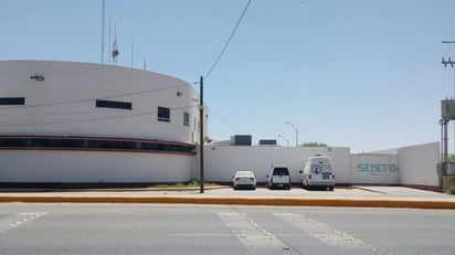 El cadáver fue llevado más tarde hasta el edificio del Servicio Médico Forense de la localidad, en tanto que se realizan las indagatorias correspondientes. (ARCHIVO)