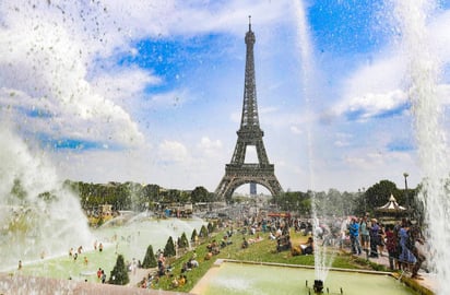 Fuentes. La alerta incluye la región de París, donde ayer personas se bañaron en las fuentes del Trocadero para refrescarse. (EFE)