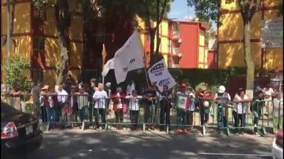 Rodeado de vallas metálicas color verde y elementos del Estado Mayor Presidencial, decenas de vecinos de Culhuacán, la Campestre Churubusco y militantes de Morena aguardan la llegada del tabasqueño programada a las 13:00 horas. (ESPECIAL/ EL UNIVERSAL)