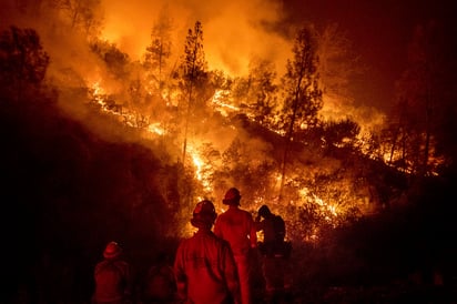 Control. El fuego ha sido controlado al 47%, un dato que refleja un avance, pues el martes estaba contenido en un 34%. (AP)