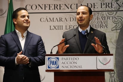  El senador panista Héctor Larios señaló que un grupo de liderazgos de Acción Nacional (PAN), se oponen a la candidatura del coordinador de los diputados, Marko Cortés (derecha), pues lo ven como parte del grupo del ex candidato presidencial, Ricardo Anaya. (ARCHIVO)