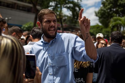 La Cámara aprobó hoy un acuerdo que condena la captura de Requesens y la orden de aprehensión contra el diputado opositor Julio Borges, también señalado por el atentado contra Maduro. (ARCHIVO)