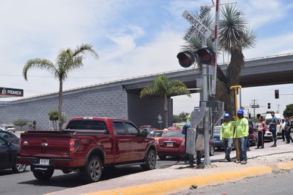 La empresa Ferromex invertirá cerca de 11 millones de pesos en el reforzamiento de la seguridad y para regular el tránsito vehicular en los cruces ferroviarios. (EL SIGLO DE TORREÓN)