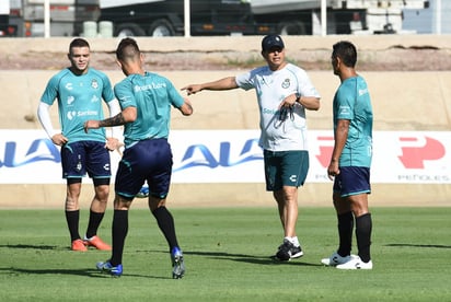 Salvador Reyes dirigió la práctica en Santos Laguna por segundo día consecutivo. ...pero la vida tiene que seguir