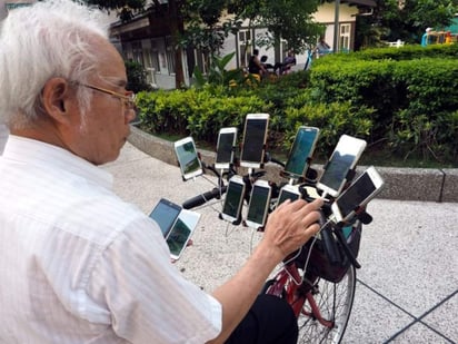 Celulares conectados a una batería portátil. (INTERNET)