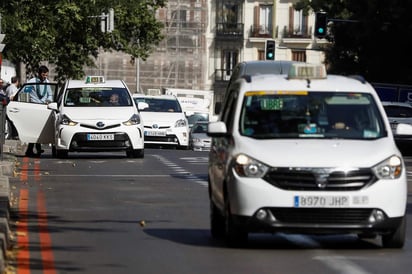 Los choferes españoles están en permanente contacto con taxistas de otros países, entre ellos México, Brasil y Colombia, por lo que advierten que futuras protestas podrían realizarse de manera coordinada a nivel internacional, ya que la injerencia de las plataformas tecnológicas es un fenómeno mundial. (ARCHIVO)