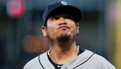 El lanzador Félix Hernández, de los Marineros de Seattle, reacciona tras permitir un sencillo en el tercer inning de un juego ante los Rangers. 