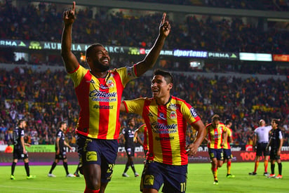 Gabriel Achilier, del Morelia, festeja el segundo gol de su equipo durante el juego ayer en el Estadio Morelos. 