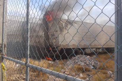 Fuego. Se quema caja de tráiler estacionado en terreno. (EL SIGLO DE TORREÓN)