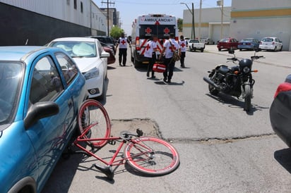 El conductor de la bicicleta de color rojo, que circulaba de oriente a poniente sobre el bulevar, intentó esquivar un bache y fue impactado por un vehículo Nissan Versa de color azul. (EL SIGLO DE TORREÓN)