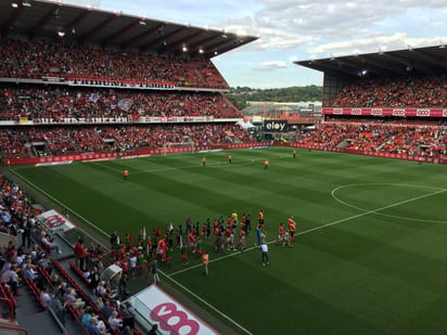 El estadio Maurice Dufrasne fue el escenario de este resultado, en el que Standard se colocó en la cuarta posición con cinco unidades, por su parte Cercle Brugge es tercero con la misma cantidad de puntos. (ESPECIAL)