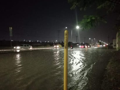 En cuestión de minutos, el cielo de la Comarca Lagunera se ensombreció con nubes negras que comenzaron a generar fuerte lluvia acompañada de actividad eléctrica y caída de granizo en algunos sectores. (EL SIGLO DE TORREÓN)