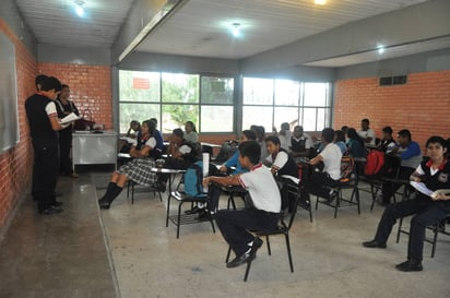 Se corta. Varias personas adultas sólo completa la secundaria en su instrucción formal. (ARCHIVO) 