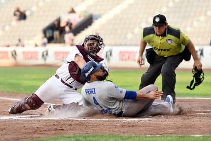 Imparables de Kevin Flores, Cade Gotta y Jesse Castillo rompieron el empate en la entrada número diez y así los Acereros del Norte se quedaron con la serie al vencer 4-1 a los Algodoneros de Unión Laguna. (Jesús Galindo)